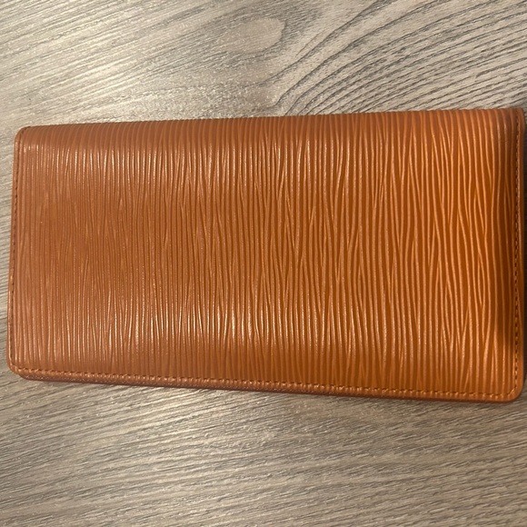 Louis Vuitton Epi Wallet Unisex - Picture 5 of 10